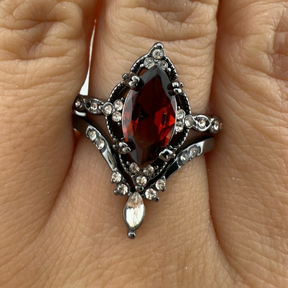 Vintage Red and Black Gemstone Ring - Picture 6 of 7